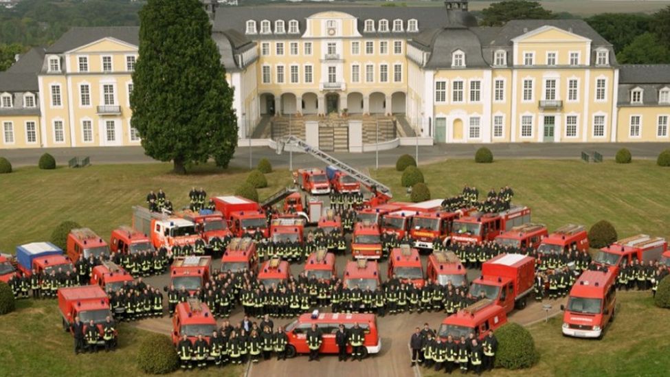 Feuerwehreinheiten der VG Diez vor Schloss Oranienstein