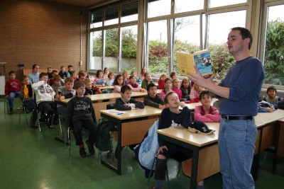 Schulkinder in einer Klasse der Esterauschule